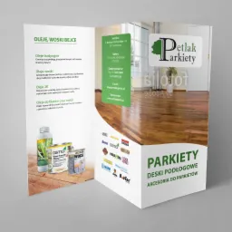Rozłożona ulotka reklamowa firmy Petlak Parkiety prezentująca ofertę olejów, wosków i bejc do drewna, z widocznymi produktami Osmo i Woca oraz informacjami kontaktowymi i logo firmy.
