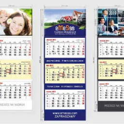 Trzy różne kalendarze trójdzielne z miejscem na nadruk reklamowy, każdy z innym zdjęciem na górze: uśmiechnięta matka z córką, budynek firmy ubezpieczeniowej, kolaż zdjęć biznesowych.