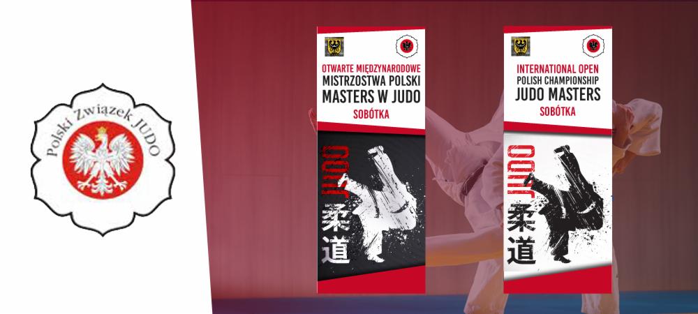 Wizualizacja roll-upów reklamowych promujących Międzynarodowe Mistrzostwa Polski Masters w Judo w Sobótce, obok logo Polskiego Związku Judo.