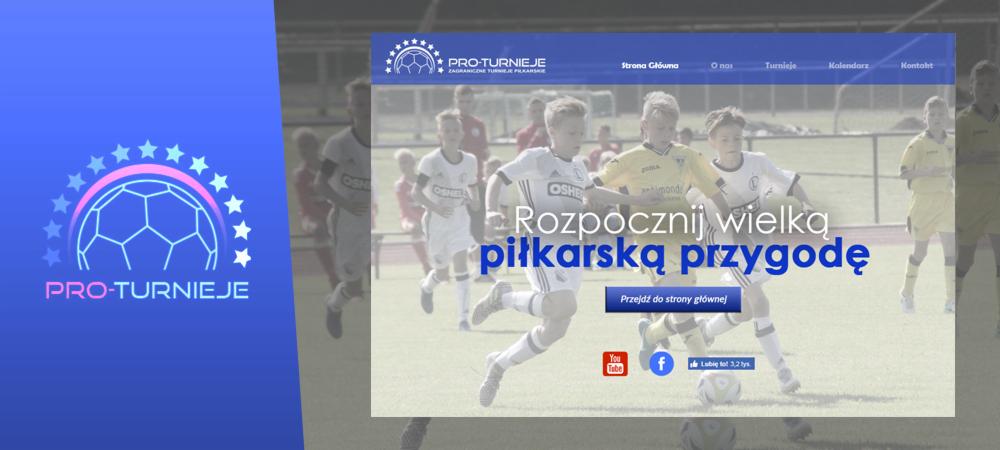 Zrzut ekranu strony internetowej poświęconej turniejom piłkarskim dla dzieci i młodzieży, z logo w lewym dolnym rogu i hasłem 'Rozpocznij wielką piłkarską przygodę' na tle biegnących piłkarzy.