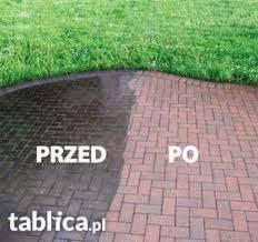 Częściowo wyczyszczona kostka brukowa z widoczną różnicą między powierzchnią brudną i czystą, z napisem 'PRZED' i 'PO' po obu stronach granicy czyszczenia. W tle widoczny trawnik.