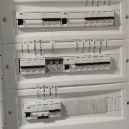 AMA Eltech - Bronisławów - rozdzielnica budynek jednorodzinny