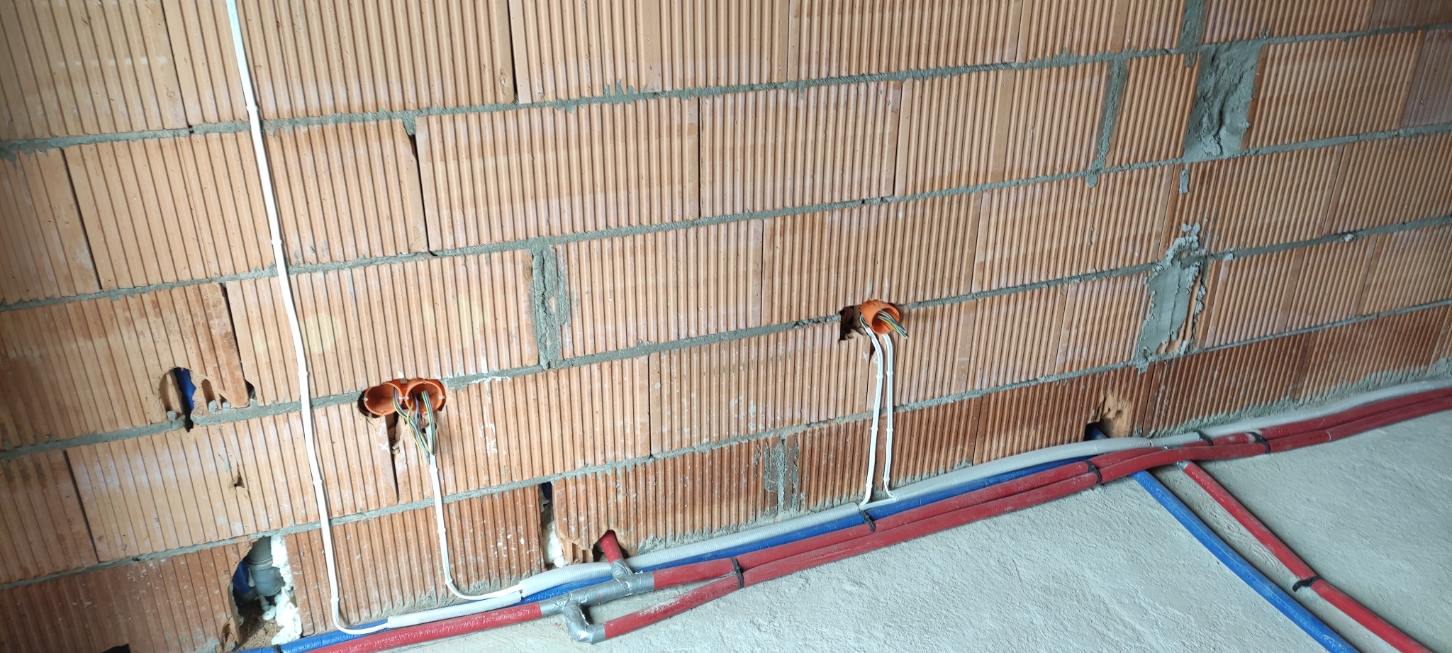 Bartniki, budynek jednorodzinny. Instalacje elektryczne o wod-kan.