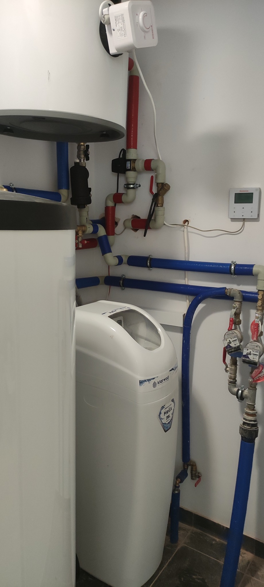 Bartniki, budynek jednorodzinny, kotłownia z stacją uzdatniania wody i pompą ciepła.