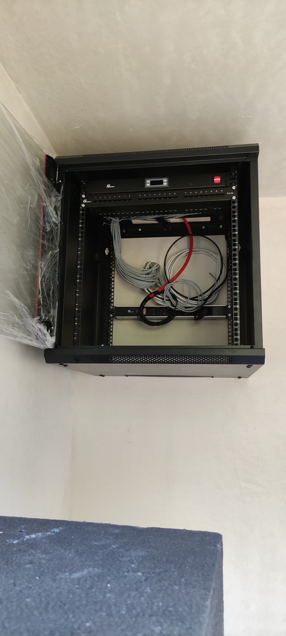 Latchorzew - szafa rack IT i inne media elektroniczne.