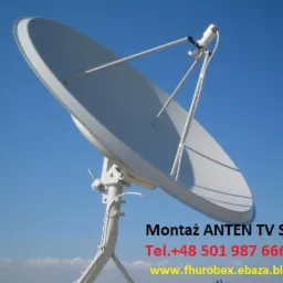 Antena satelitarna zamontowana na dachu, widok z dołu na tle błękitnego nieba, z widocznymi elementami montażowymi i kablem.