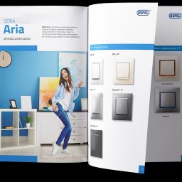 STUDIO A - Otwarta strona katalogu prezentująca serię włączników Ospel Aria w różnych wariantach kolorystycznych, z uśmiechniętą kobietą słuchającą muzyki w tle aranżacji wnętrza.