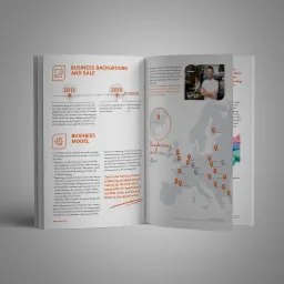 Otwarta broszura firmowa prezentująca oś czasu firmy, model biznesowy, mapę lokalizacji biur i zakładów produkcyjnych w Europie, a także uśmiechniętego pracownika w kawiarni.