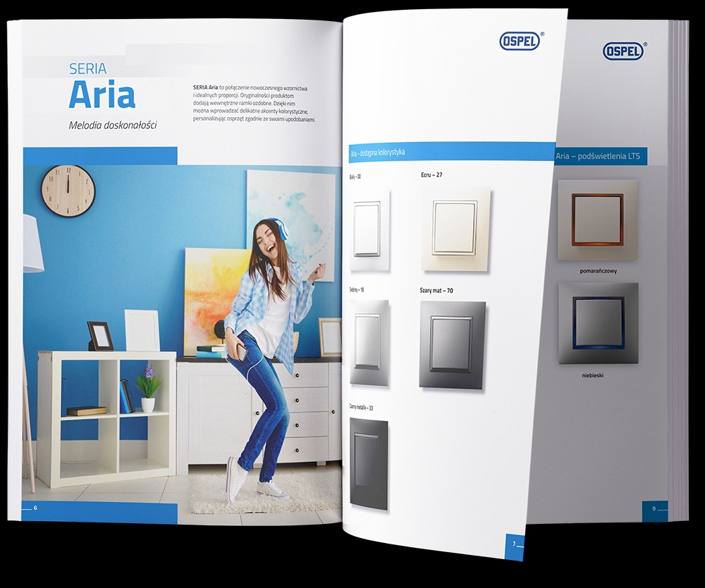 Otwarta strona katalogu prezentująca serię włączników Ospel Aria w różnych wariantach kolorystycznych, z uśmiechniętą kobietą słuchającą muzyki w tle aranżacji wnętrza.