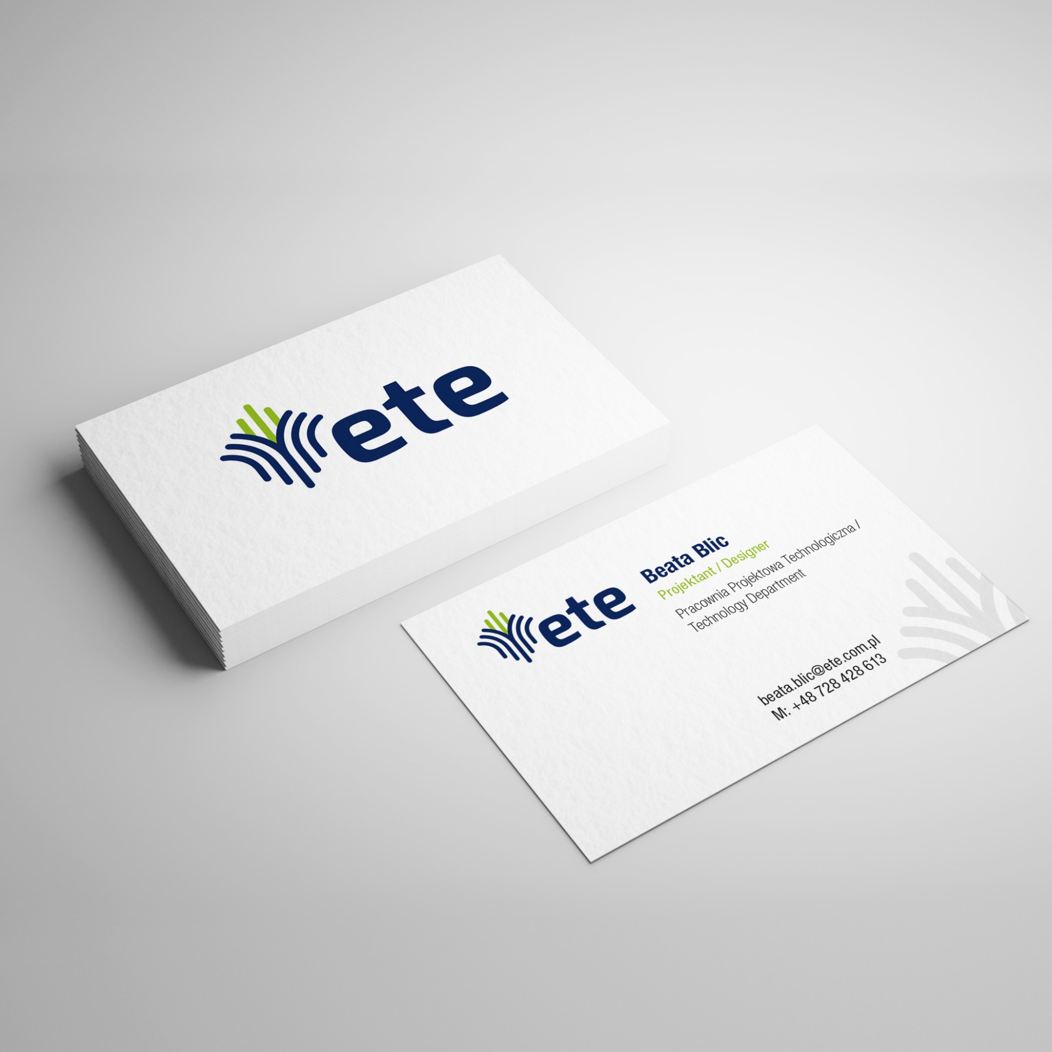Stos wizytówek firmowych z logo 'ete' w kolorze granatowym i zielonym, obok pojedyncza wizytówka z danymi kontaktowymi Beaty Blic, projektanta w Pracowni Projektowej Technologicznej.