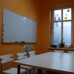 Pomarańczowa sala lekcyjna z białymi krzesłami i stołami, tablicą, oknem z dekoracjami świątecznymi i tablicą korkową z rysunkami.