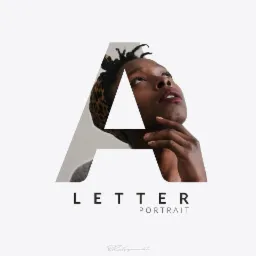 Portret kobiety wkomponowany w literę A na jasnoszarym tle, stylizowane ujęcie.