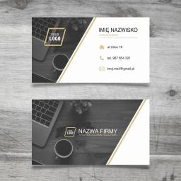 Mastio - Studio Graficzne - Dwie wizytówki na drewnianym biurku z laptopem, kawą i okularami, w odcieniach szarości i złota, prezentujące dane kontaktowe i logo firmy.