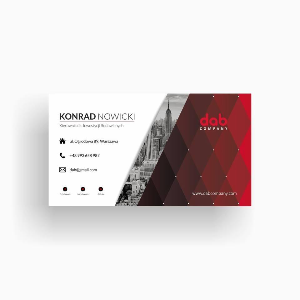 Dwustronna wizytówka z danymi kontaktowymi Konrada Nowickiego, kierownika ds. inwestycji budowlanych, z logo firmy 'dab company' i subtelnym tłem z panoramą miasta.