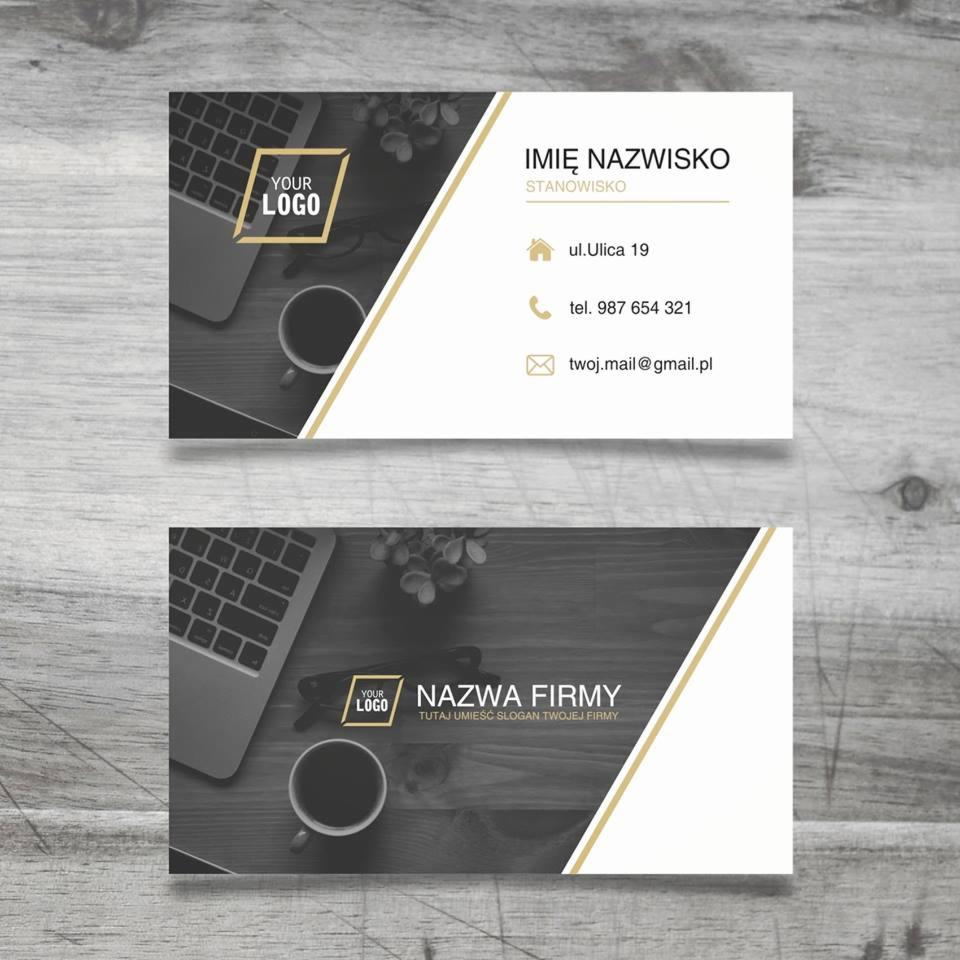 Dwie wizytówki na drewnianym biurku z laptopem, kawą i okularami, w odcieniach szarości i złota, prezentujące dane kontaktowe i logo firmy.