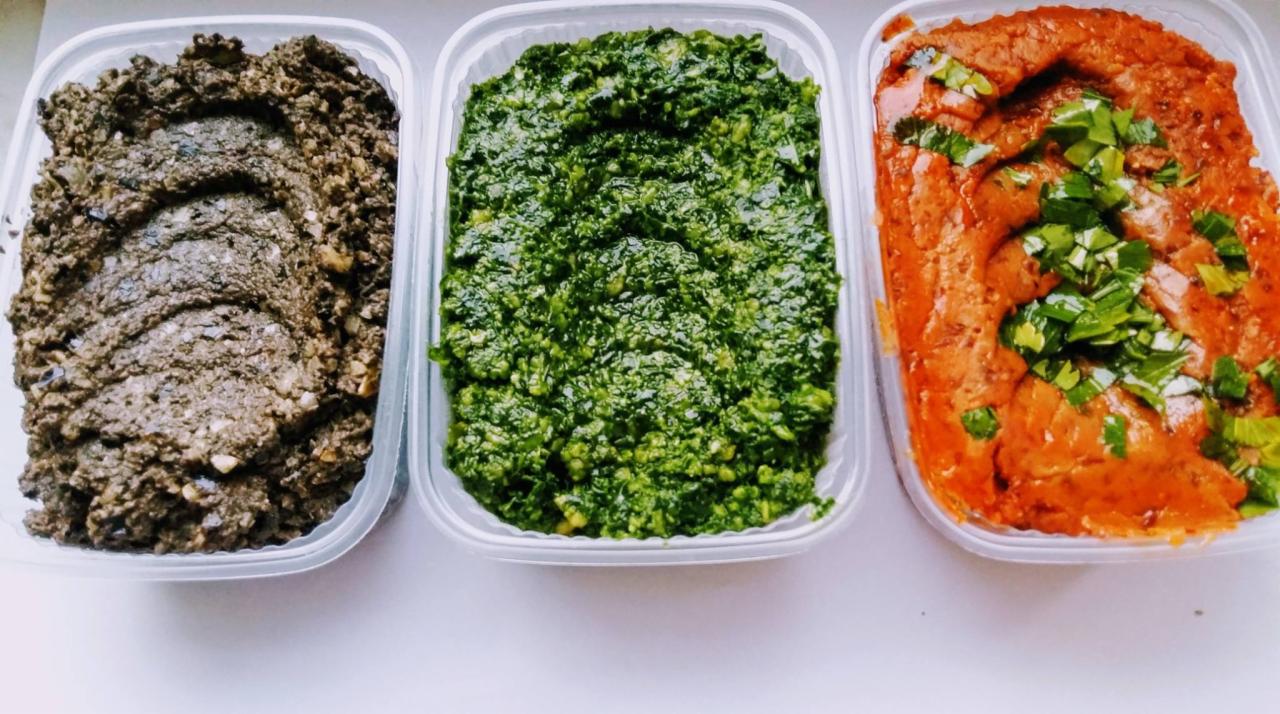 Trzy plastikowe pojemniki z dietetycznymi pastami: grzybowa, szpinakowa i z czerwonej papryki, udekorowane posiekanym szczypiorkiem.