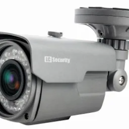 Szara kamera monitoringu LC Security z diodami IR, widoczna z boku, na białym tle.