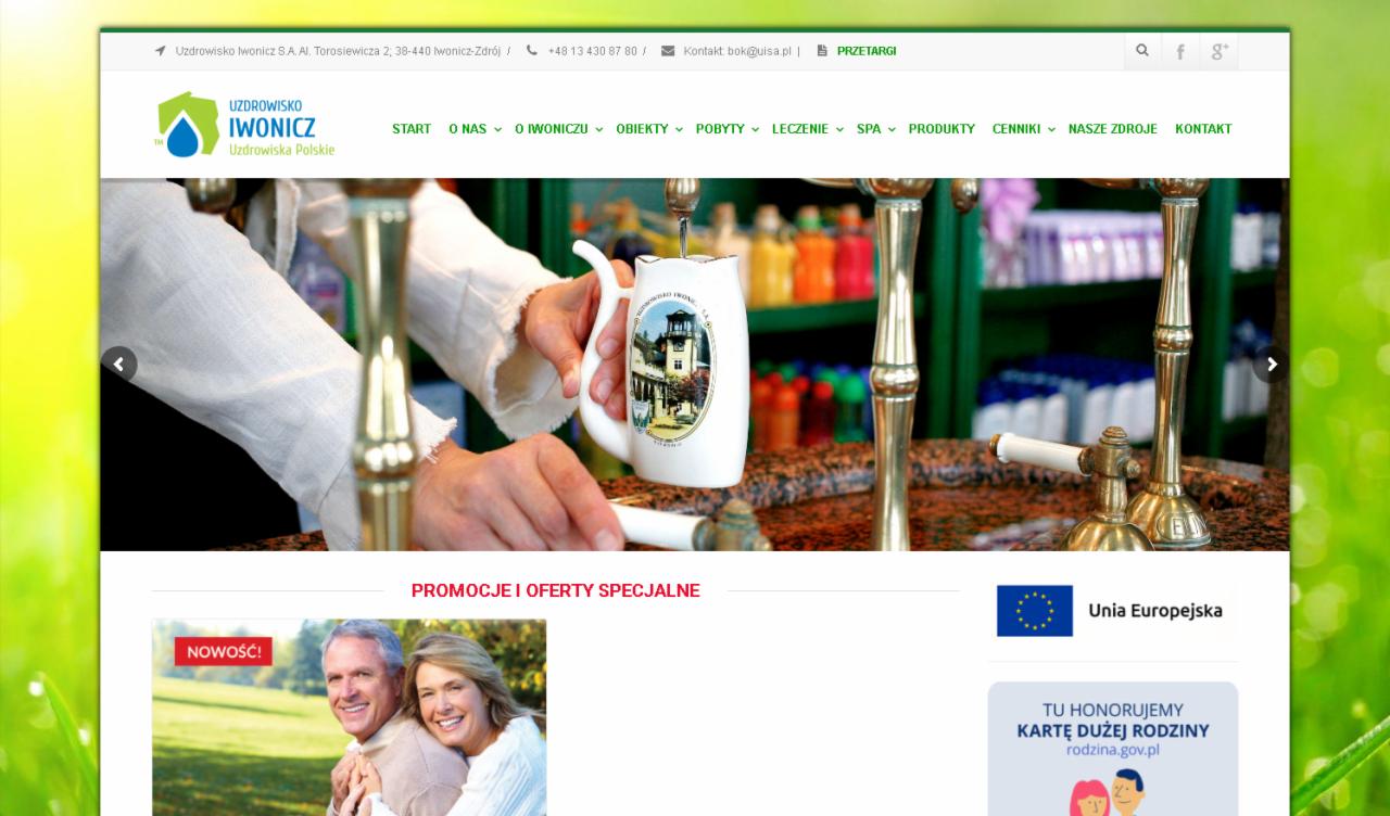 Strona internetowa Uzdrowiska Iwonicz z prezentacją nalewania wody mineralnej do ceramicznego kufla z widokiem uzdrowiska.