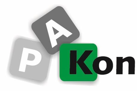 Grafika przedstawiająca słowo PAKon ułożone z szarych i zielonych kwadratów z zaokrąglonymi rogami oraz czarnym napisem Kon.