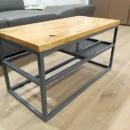 Klasyczny stolik kawowy wykonany z antycznego drewna dębowego połączonego ze stalą malowaną proszkowo.