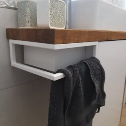 Wąska szafka łazienkowa z uchwytem na ręcznik. 