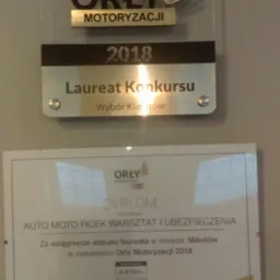 Tablica i dyplom 'Orły Motoryzacji 2018' dla firmy Auto Moto Ficek Warsztat i Ubezpieczenia, przyznane za osiągnięcie statusu laureata w Mikołowie, z oceną 8.5/10.