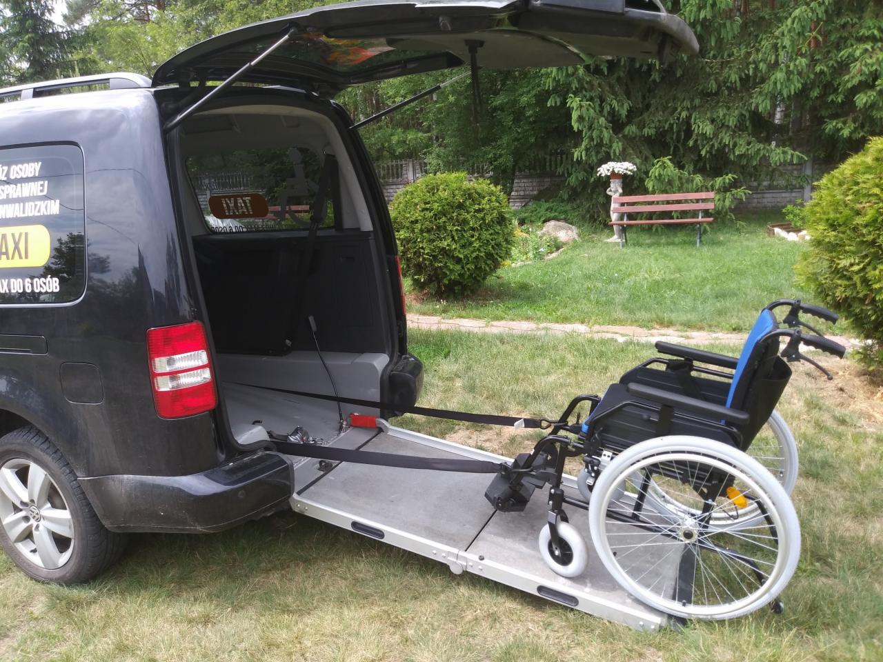 VW Caddy , 6 osób plus kierowca , możliwość przewozu osób na wózkach inwalidzkich.