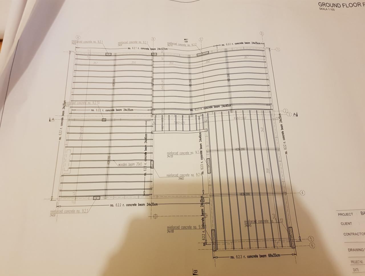 Plan architektoniczny z detalami konstrukcyjnymi stropu, zawierający oznaczenia belek żelbetowych i drewnianych, wymiary i numery referencyjne, z widoczną skalą 1:100.