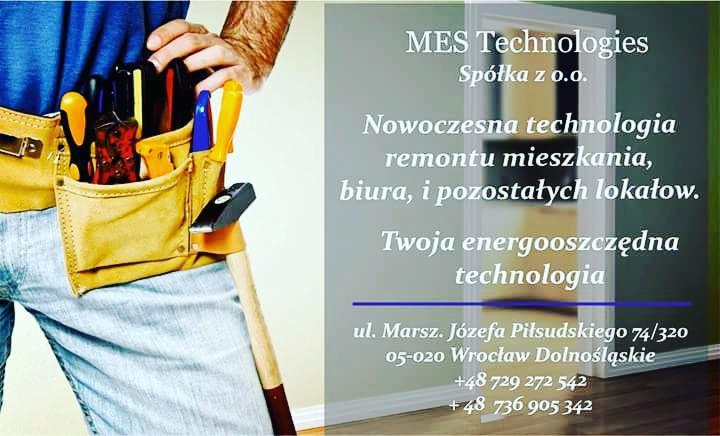 Mężczyzna w niebieskiej koszulce i jeansach z pasem narzędziowym, zawierającym śrubokręty, kombinerki i młotek, na tle reklamy firmy MES Technologies oferującej nowoczesną technologię remontu...