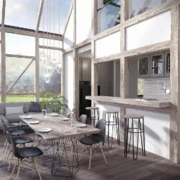 Wnętrze domu z dużymi oknami, drewnianą konstrukcją, szarym narożnikiem, stołem z czarnymi krzesłami i kuchnią z barkiem oraz wysokimi stołkami.