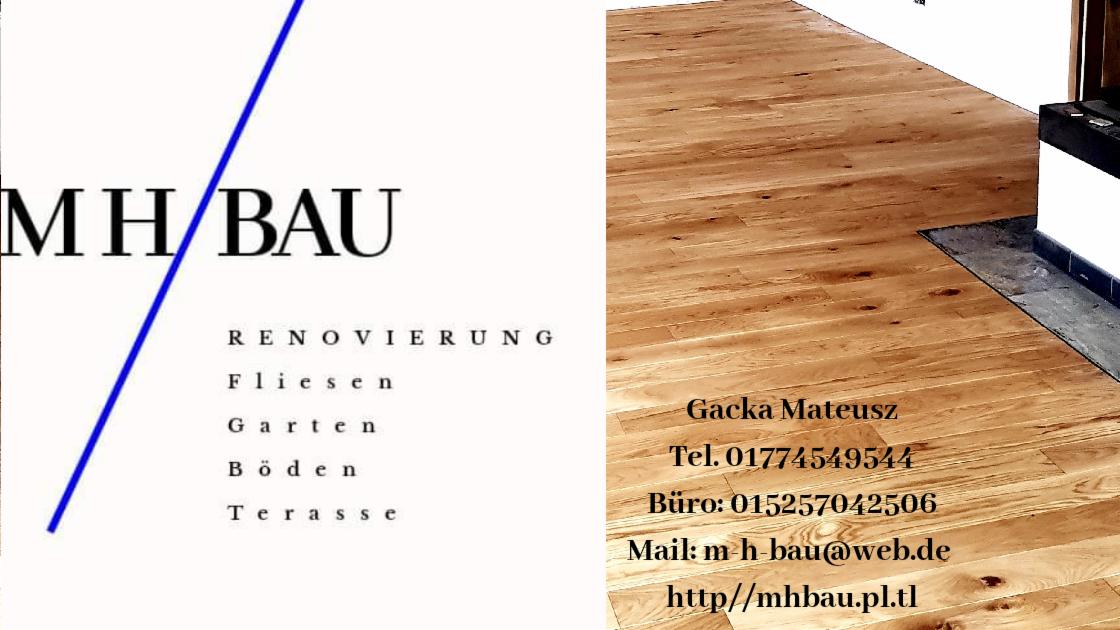 Ukończona podłoga z jasnego drewna, widoczny fragment kominka, po lewej stronie logo firmy MH/BAU i dane kontaktowe Gacka Mateusza.