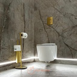 PLK STUDIO Spółka z o. o. - Nowoczesna łazienka z marmurowymi ścianami, podwieszaną toaletą i złotym uchwytem na papier toaletowy. Podświetlenie LED na podłodze dodaje elegancji.