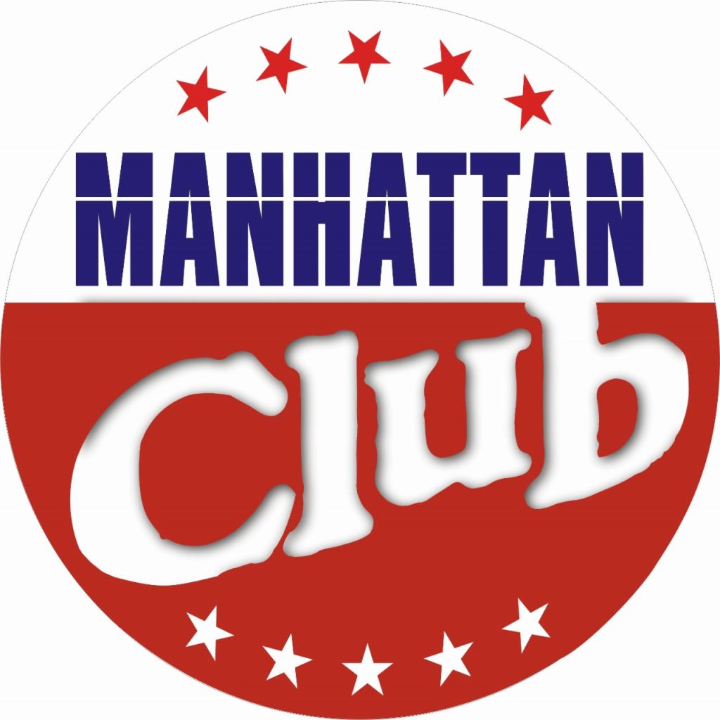 Okrągłe logo z napisem 'MANHATTAN' w kolorze granatowym nad napisem 'Club' w kolorze białym na czerwonym tle, całość otoczona białym obramowaniem z czerwonymi gwiazdkami u góry i białymi gwiazdkami...