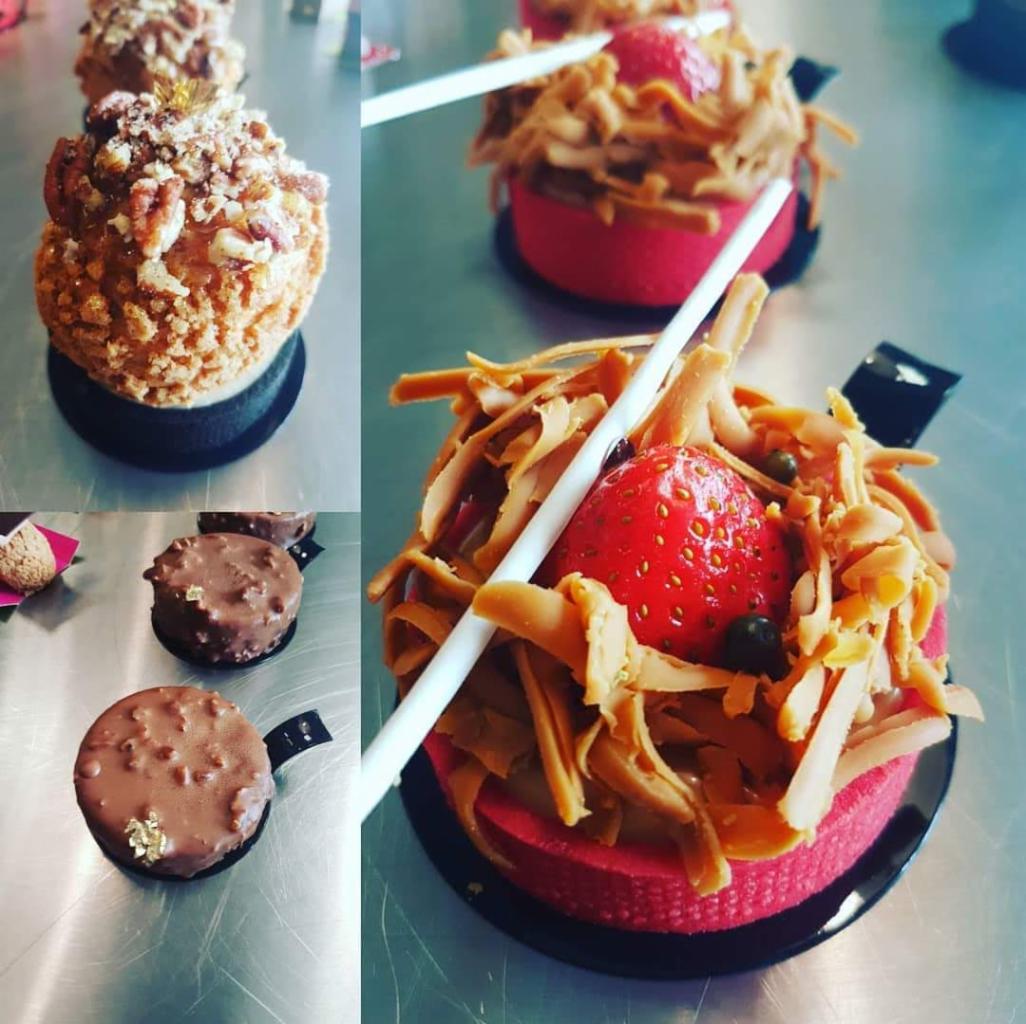 Wielopanelowe ujęcie trzech rodzajów mini-deserów: orzechowe babeczki z pekanami, okrągłe ciastka czekoladowe z płatkami złota i czerwone tartaletki z kremem, wiórkami i świeżą truskawką, podane...