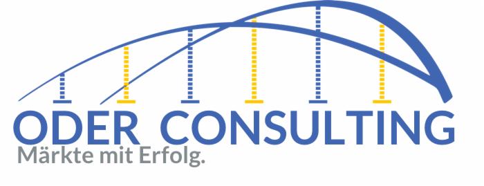 Logo firmy Oder Consulting z niebieskim napisem i szarym sloganem 'Märkte mit Erfolg', nad którym znajduje się grafika przedstawiająca dwa niebieskie łuki połączone z poziomą linią przerywanymi...