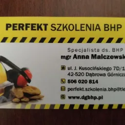 Wizytówka firmy Perfekt Szkolenia BHP z adresem, numerem telefonu, adresem e-mail i stroną internetową, obok żółty kask, słuchawki ochronne i okulary ochronne.