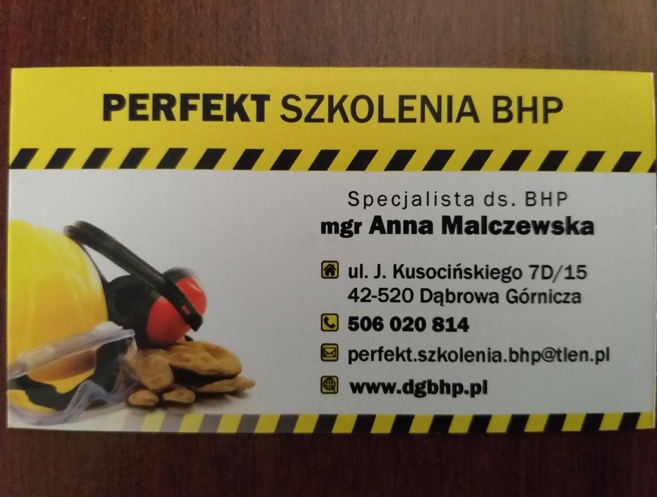 Wizytówka firmy Perfekt Szkolenia BHP z adresem, numerem telefonu, adresem e-mail i stroną internetową, obok żółty kask, słuchawki ochronne i okulary ochronne.
