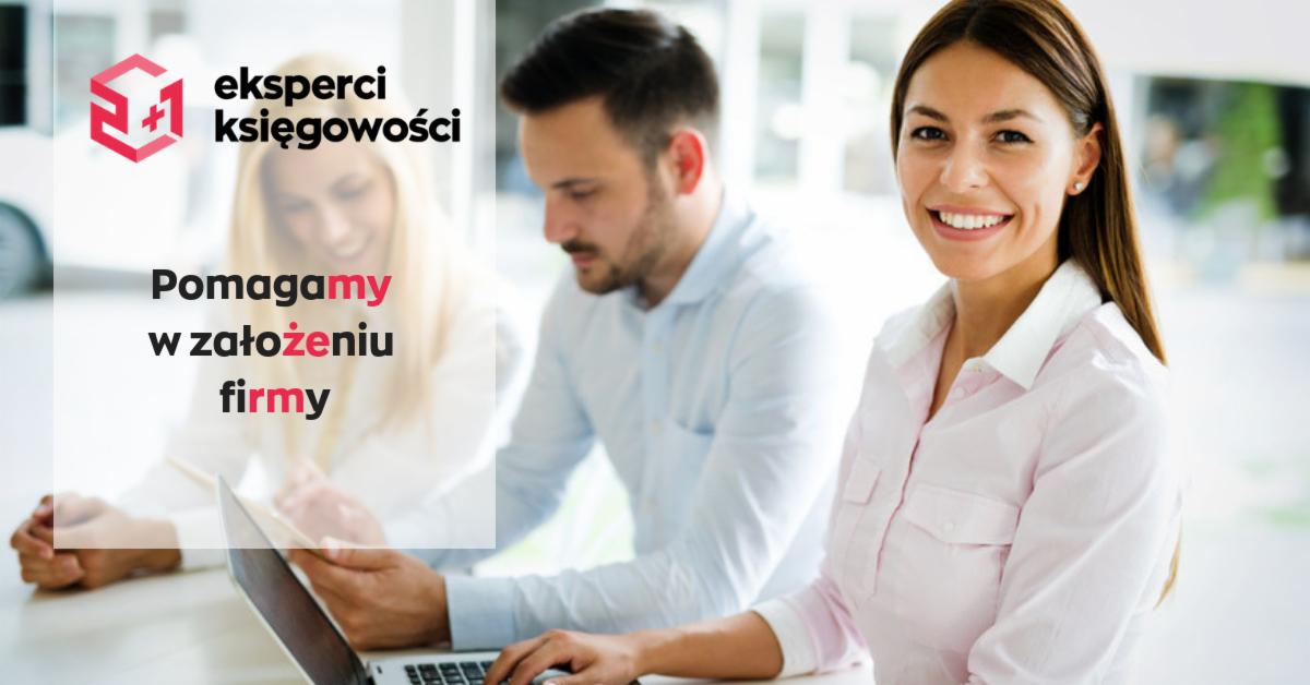 Zespół biura rachunkowego pracuje przy laptopie, uśmiechnięta kobieta w różowej koszuli na pierwszym planie, logo firmy w lewym górnym rogu, napis 'Pomagamy w założeniu firmy' na półprzezroczystym...