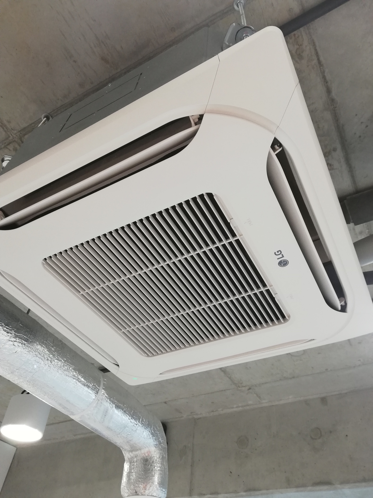 Ponad 100 urządzeń w biurowcu