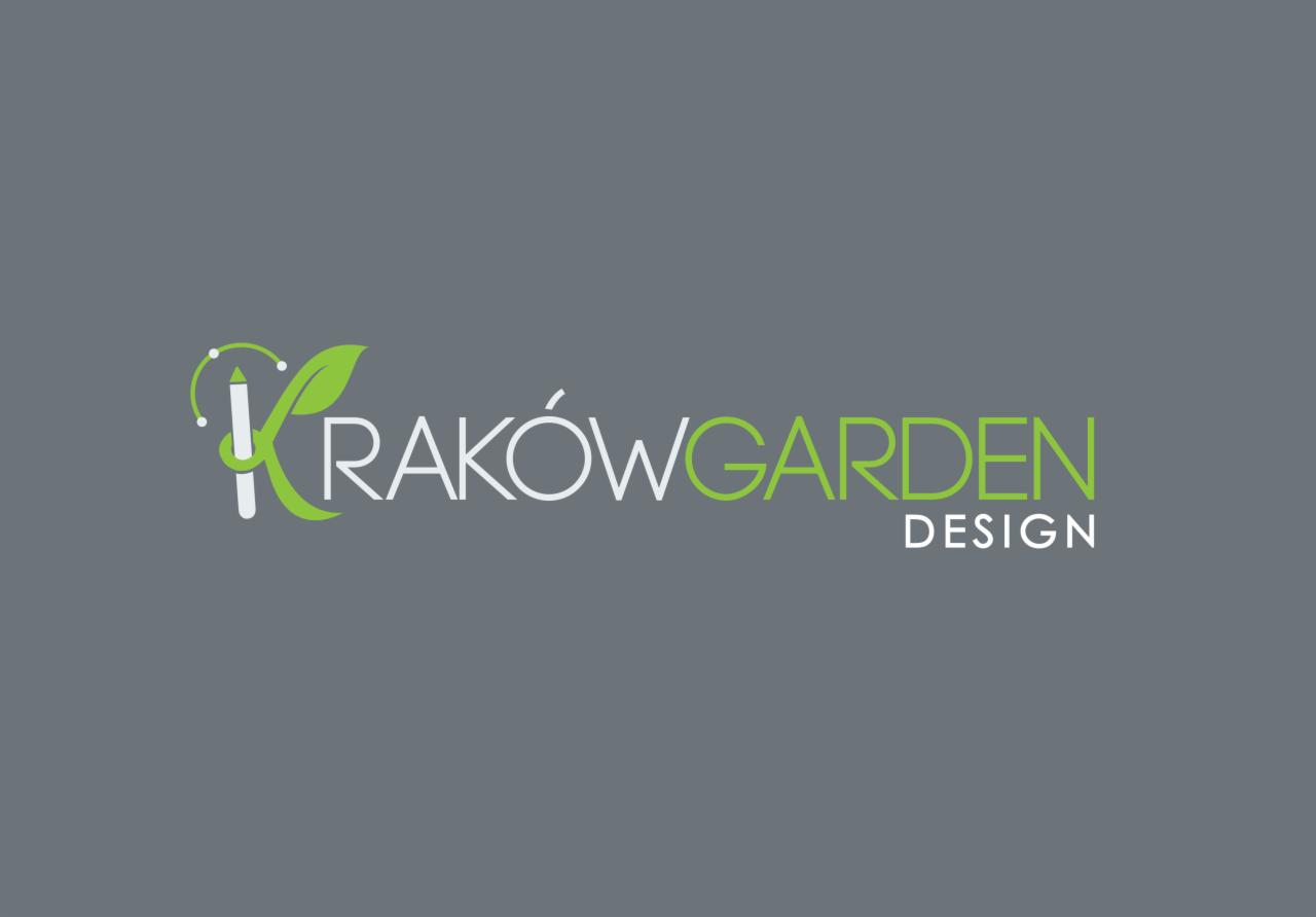 Logo firmy Kraków Garden Design z zielonym akcentem liścia i stylizowanym rysikiem projektowym, nazwa firmy w kolorach zielonym i białym na szarym tle.
