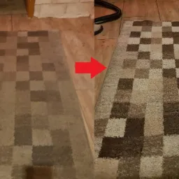 Dywan w brązowo-beżową szachownicę, podzielony strzałką na część przed i po czyszczeniu, ukazującą różnicę w wyglądzie i czystości.