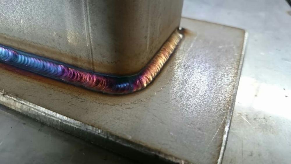 Spoina narożna wykonana metodą TIG na elementach stalowych, widoczne charakterystyczne kolory utleniania metalu po spawaniu.