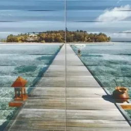 Płytki ceramiczne imitujące drewniany pomost prowadzący do tropikalnej wyspy, z widocznymi łączeniami płytek.