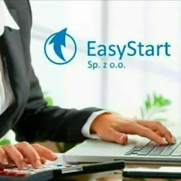 Dłonie osoby pracującej na laptopie i kalkulatorze, widoczne logo firmy EasyStart Sp. z o.o. w lewym górnym rogu, jasne tło biurowe.
