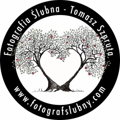 Okrągłe logo fotografa ślubnego Tomasza Szpruty z dwoma drzewami tworzącymi kształt serca, otoczone napisem 'Fotografia Ślubna - Tomasz Szpruta' i adresem strony internetowej.