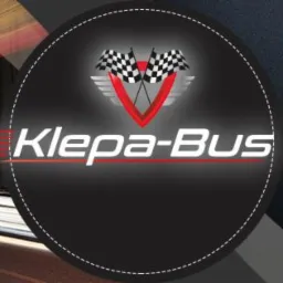 Logo firmy Klepa-Bus z dwoma flagami w szachownicę, numer telefonu i ofertą przewozu osób na tle nocnej panoramy miasta z rozmytymi światłami samochodów.