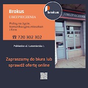 Pomarańczowo-granatowa grafika reklamowa z logo i danymi kontaktowymi firmy Brokus Ubezpieczenia, na tle rozmytego wejścia do biura z logiem firmy na szybie.