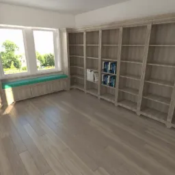 Jasna, drewniana zabudowa biblioteczna z półkami, wkomponowana w przestrzeń okienną z siedziskiem w kolorze turkusowym, na podłodze panele w odcieniach beżu.