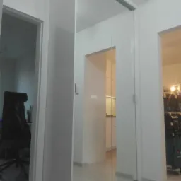 Przesuwne drzwi lustrzane w Stadnikach, widoczne odbicie wnętrza z elementami zabudowy kuchennej.