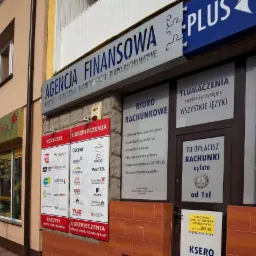 Fasada budynku z szyldami: Agencja Finansowa, Biuro Rachunkowe, Tłumaczenia zwykłe i przysięgłe wszystkich języków, reklamy pożyczek i ubezpieczeń różnych firm, oraz informacja o opłacie rachunków...